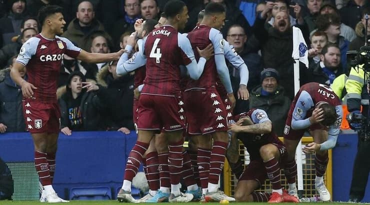 בקבוק פוגע בראשם של לוקה דין ומאטי קאש (רויטרס) בקבוק פוגע בראשם של לוקה דין ומאטי קאש