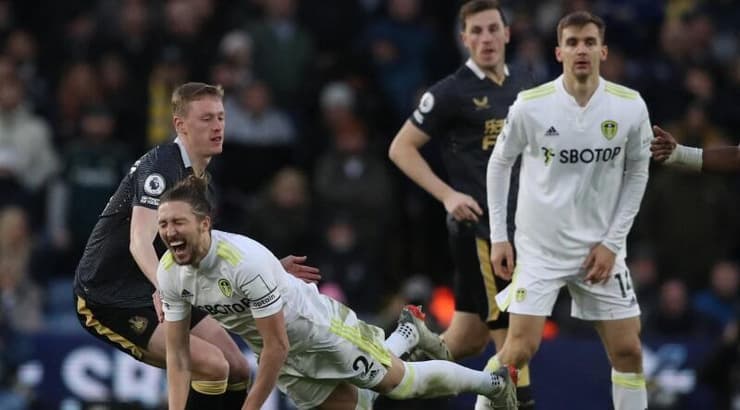 שחקני לידס וניוקאסל במאבק (רויטרס) שחקני לידס וניוקאסל במאבק