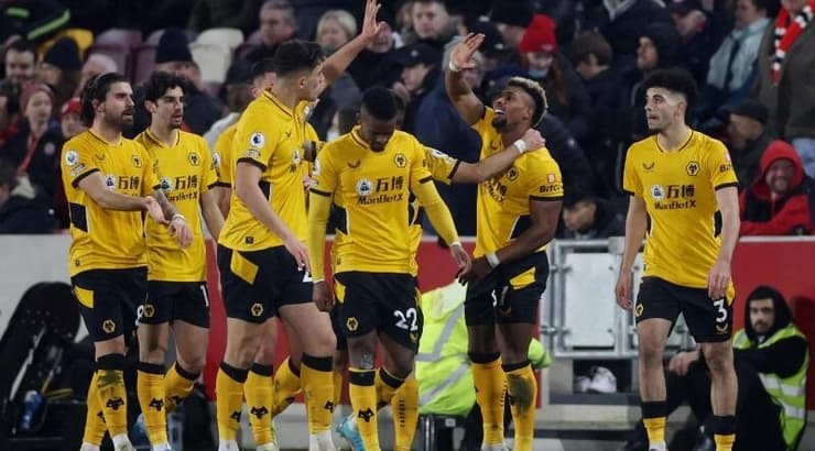 שחקני וולבס חוגגים (רויטרס) שחקני וולבס חוגגים