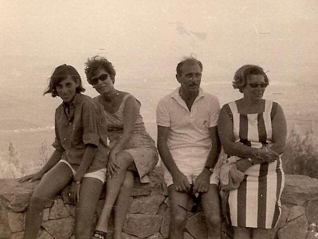  1960 עם זהר (משמאל) והוריה, חנה ויוז'י גולדנברג