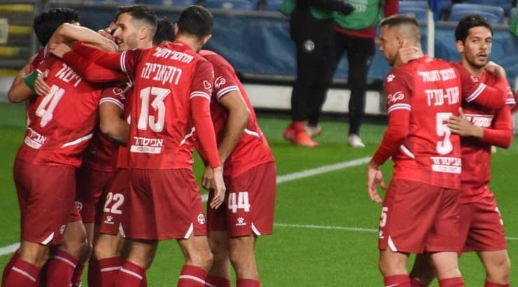 שחקני הפועל באר שבע חוגגים עם מיגל ויטור (ראובן שוורץ) שחקני הפועל באר שבע חוגגים עם מיגל ויטור