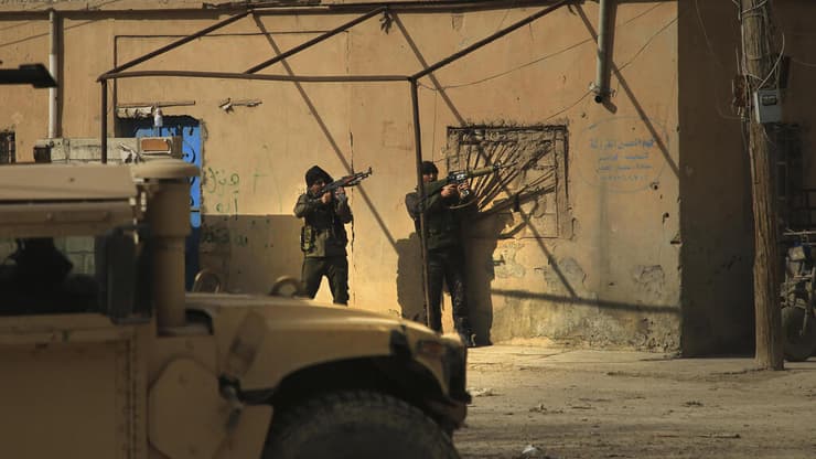 סוריה לוחמים כורדים מחוץ לכלא בעיר חסקה אחרי הפריצה של דאעש