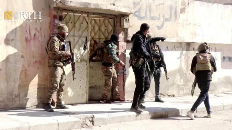 סוריה לוחמים כורדים מחפשים מחבלים של דאעש בעיר חסקה אחרי הפריצה לכלא