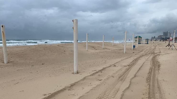 סוללות חול בחוף ראשון לציון לקראת הסופה