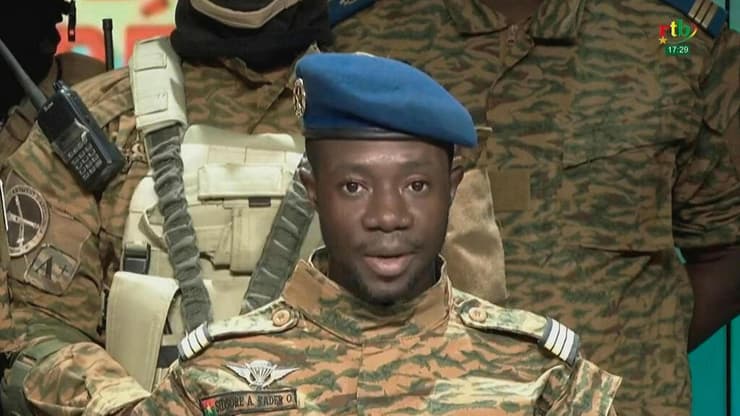 חיילים ב צבא בורקינה פאסו מודיעים על הדחת הנשיא 