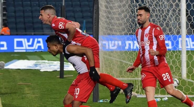 יואב תומר ועידן ורד חוגגים עם פארליי רוסה (רפי בן חקון) יואב תומר ועידן ורד חוגגים עם פארליי רוסה