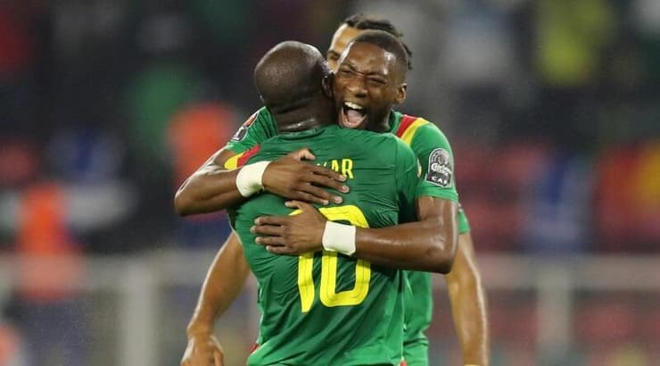 שחקני קמרון חוגגים