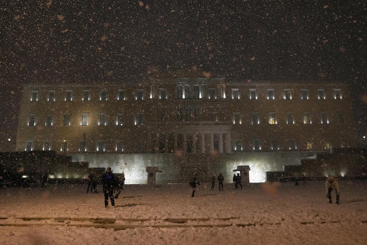 שלג כבד ב אתונה יוון
