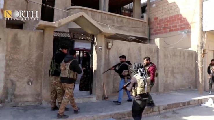 סוריה לוחמים כורדים מחפשים מחבלים של דאעש בעיר חסקה אחרי הפריצה לכלא