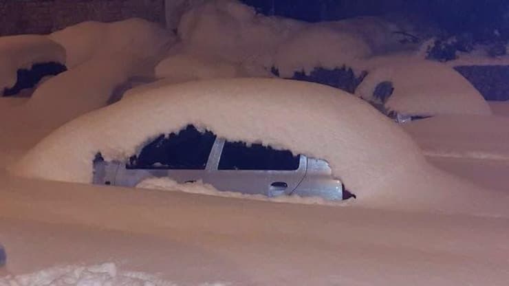 רכב בני הזוג שהתמלא בשלג