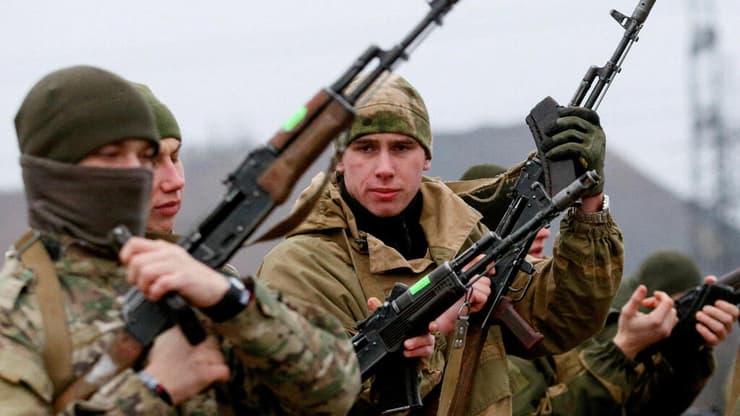 לוחמים בכוחות ה בדלנים הפרו רוסים ב דונייצק אוקראינה