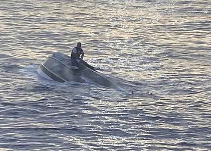 ניצול התהפכות סירה של מהגרים הגירה סמוך לחופי פלורידה ארה"ב 