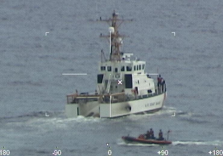 חיפושים של משמר החופים האמריקני אחר נעדרים ב התהפכות סירה של מהגרים סמוך לחופי פלורידה ארה"ב 