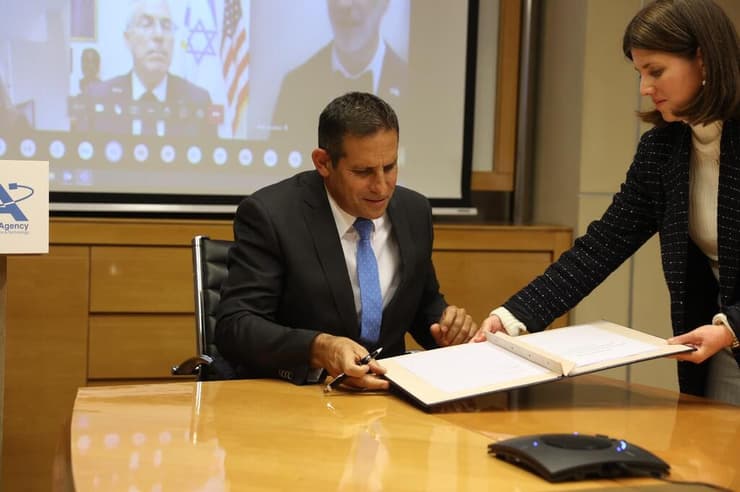 מנהל סוכנות החלל הישראלית חותם על ההסכם 