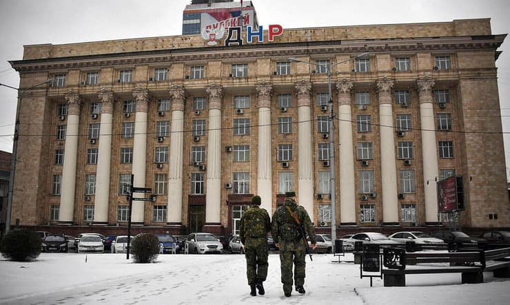 כוחות של ה בדלנים הפרו רוסים מול בניין המועצה ב דונייצק מזרח אוקראינה