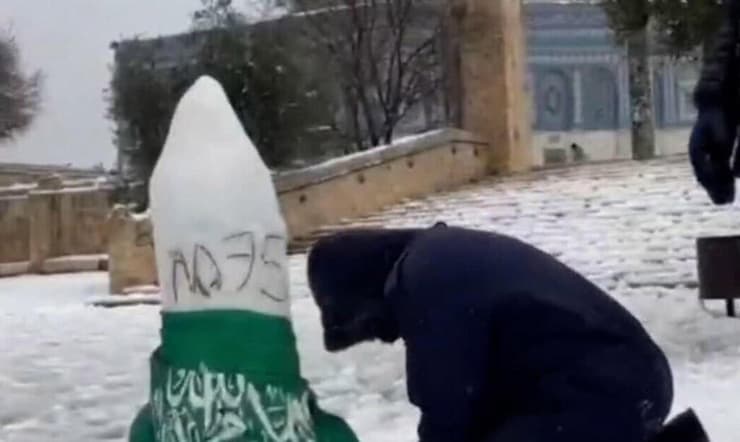 פלסטיני בנה בובת שלג בדמות רקטת M75 עטופה בדגל חמאס באל אקצא