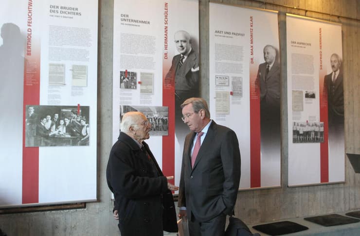 קרל הופפנר, נשיא באיירן לשעבר (מימין), עם אחיינו של לנדאואר, אורי זיגל, בתערוכה על קורבנות הנאציזם במועדון באנדרטת מחנה הריכוז דכאו, 2016