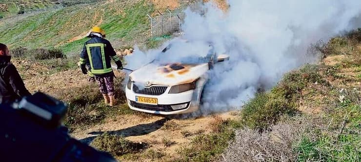 מכונית שהוצתה על ידי רעולי פנים בכפר בורין