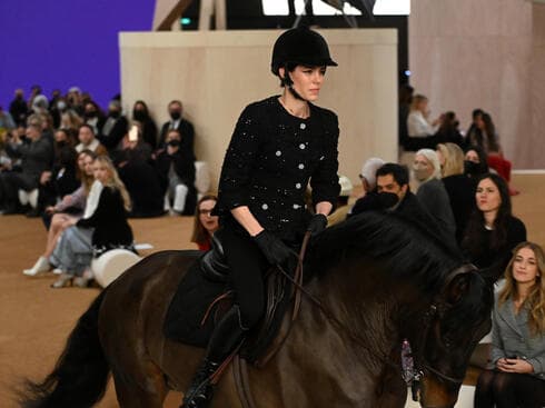 שרלוט קסיראגי בתצוגת ההוט קוטור של שאנל. "סוסים הם יצורים אינטליגנטיים, מורכבים ונבהלים בקלות – לא אביזר אופנה", כתבו מארגון PETA