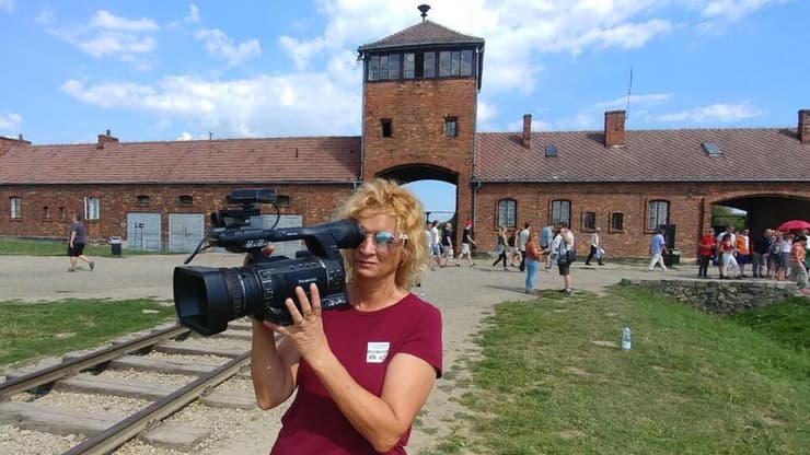 הבמאית שושי בן חמו מצלמת באושוויץ