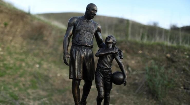 הפסל של קובי בראיינט וביתו ג'יאנה