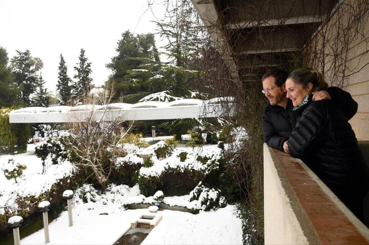 נשיא המדינה יצחק הרצוג ורעייתו מיכל משחקים בשלג