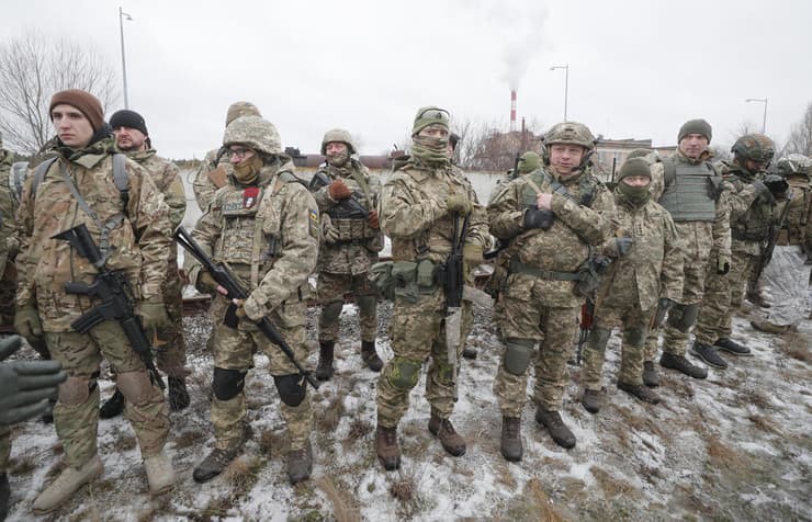 אוקראינה חיילי מילואים מתגייסים לקראת אפשרות של מלחמה עם רוסיה פרברי קייב