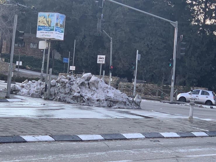 שאריות שלג אחרי סופת "אלפיס" בירושלים