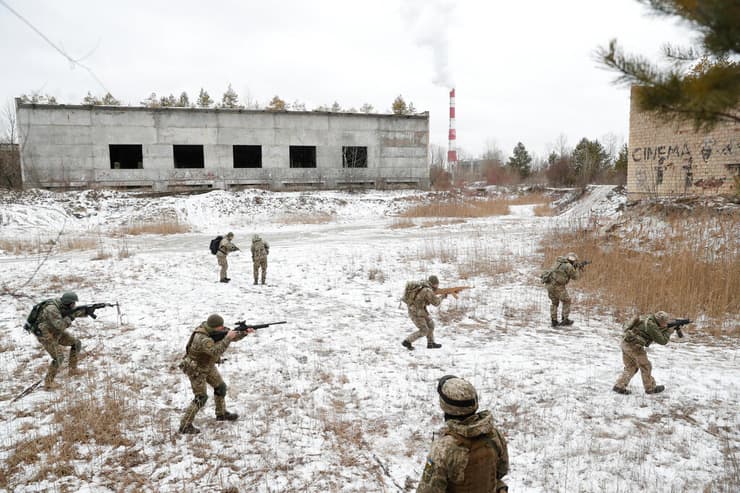 אוקראינה חיילי מילואים מתגייסים לקראת אפשרות של מלחמה עם רוסיה פרברי קייב