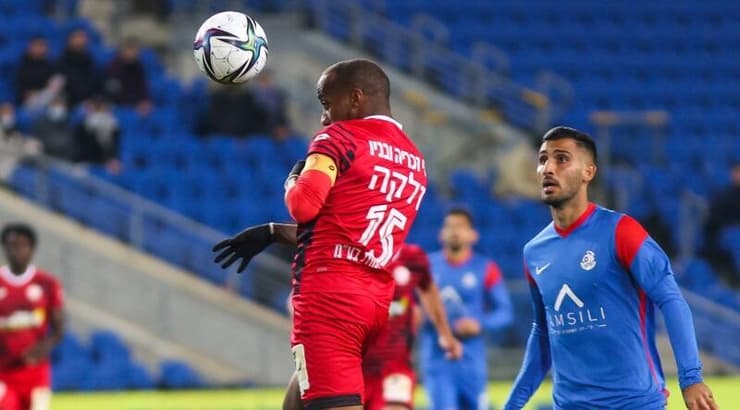 מנשה זלקה נוגח. יפתח במרכז ההגנה (שחר גרוס) מנשה זלקה נוגח. יפתח במרכז ההגנה