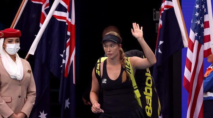 דניאל קולינס נכנסת למגרש (רויטרס) דניאל קולינס נכנסת למגרש