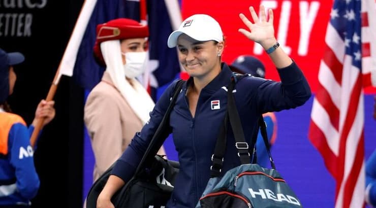 אשלי בארטי נכנסת למגרש (רויטרס) אשלי בארטי נכנסת למגרש