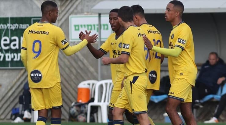 שחקני מכבי תל אביב חוגגים