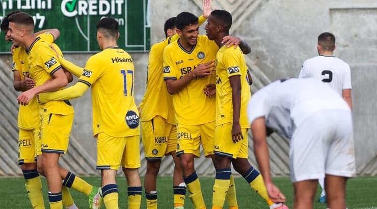 שחקני מכבי תל אביב חוגגים