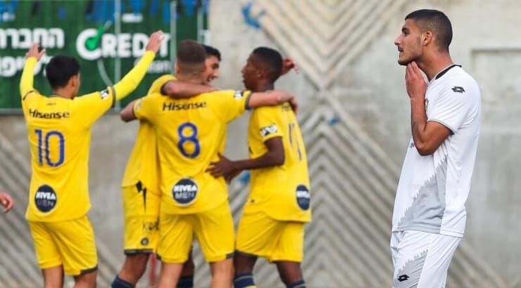 שחקני מכבי תל אביב חוגגים