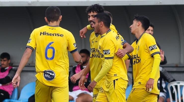 שחקני מכבי תל אביב חוגגים