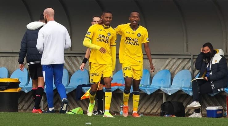 שחקני מכבי תל אביב חוגגים