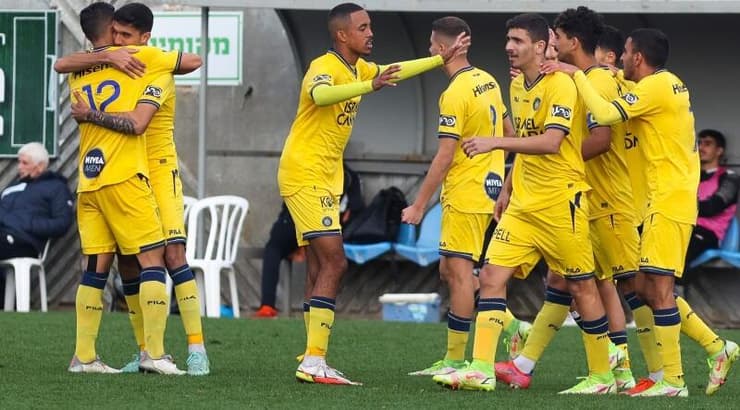 שחקני מכבי תל אביב חוגגים