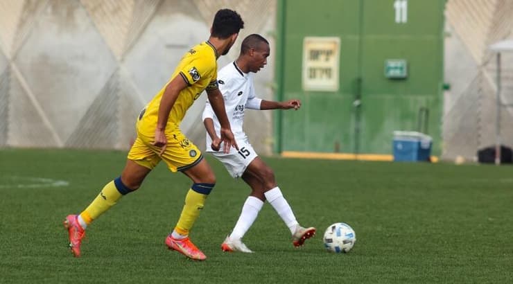 זיו אמברבר עם הכדור