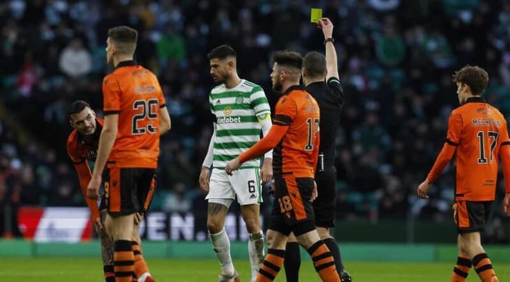 ניר ביטון מקבל כרטיס צהוב (רויטרס) ניר ביטון מקבל כרטיס צהוב