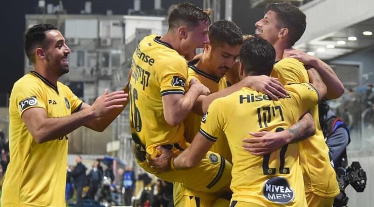 שחקני מכבי ת"א חוגגים