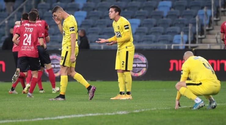 שחקני הפועל חיפה חוגגים, שחקני בית"ר לא מאמינים