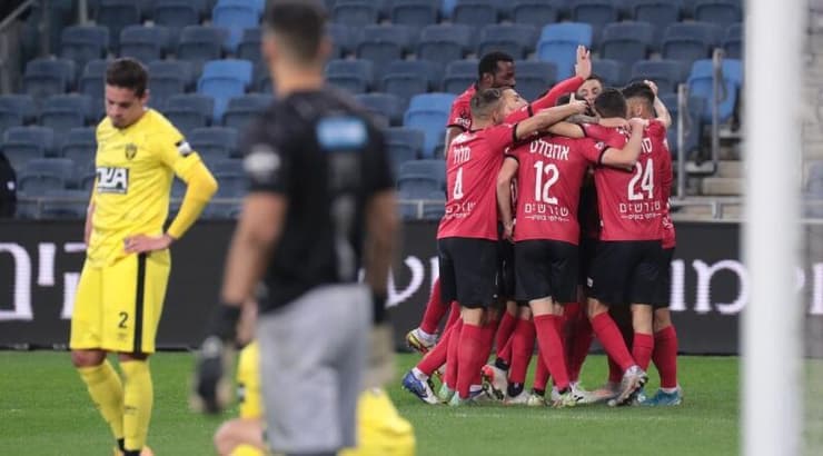 שחקני הפועל חיפה חוגגים, שחקני בית"ר לא מאמינים