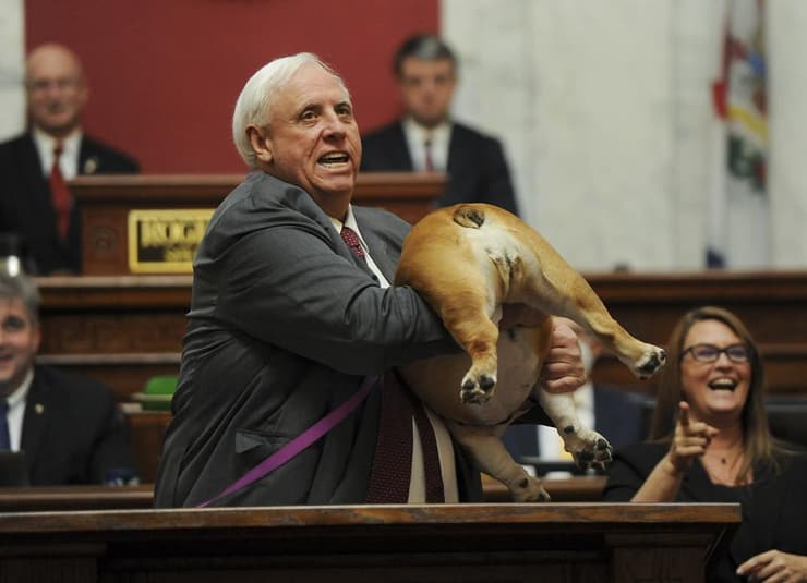 מושל מערב וירג'יניה ג'ים ג'סטיס מראה את אחורי ה כלבה תוקף את בט מידלר