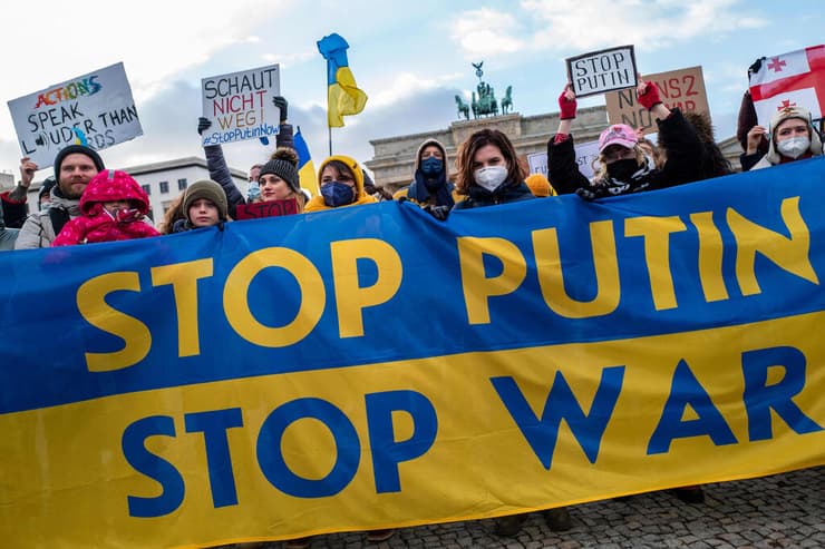 מחאה נגד רוסיה ו פוטין שער ברנדנבורג ברלין גרמניה