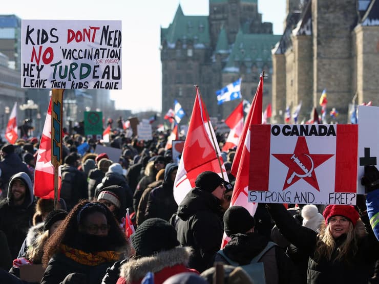 הפגנה נגד חובת חיסונים והגבלות קורונה ב אוטווה קנדה מול בניין ה פרלמנט