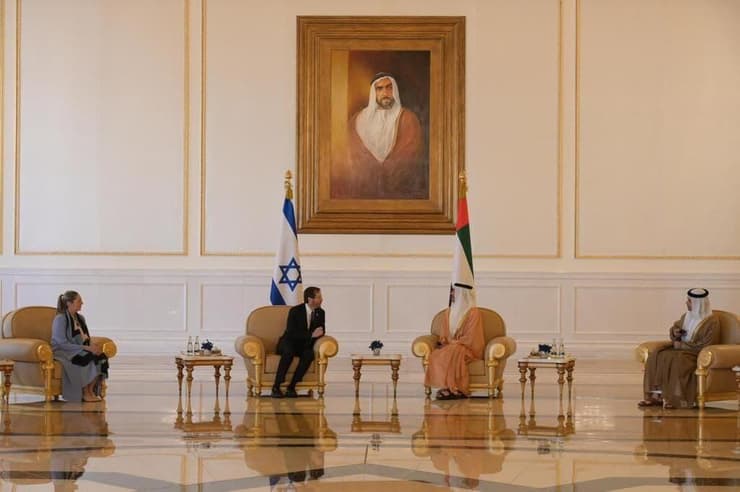 נשיא המדינה ורעייתו נחתו באבו דאבי והתקבלו על ידי שר החוץ של איחוד האמירויות