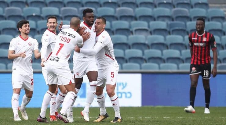 שחקני הפועל באר שבע חוגגים עם יוג'ין אנסה