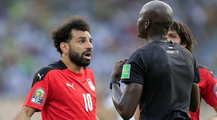 מוחמד סלאח מתלונן לשופט (רויטרס) מוחמד סלאח מתלונן לשופט