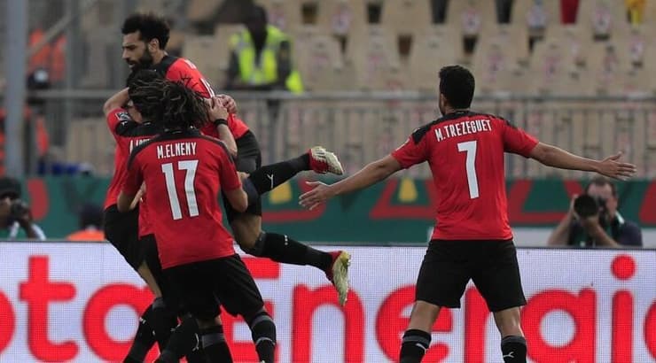 שחקני מצרים חוגגים עם מומד סלאח (רויטרס) שחקני מצרים חוגגים עם מומד סלאח